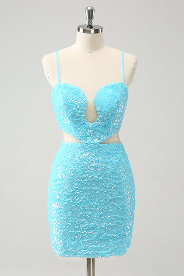 Vestido de fiesta ajustado corto con lentejuelas y tirantes finos en color azul claro brillante con aberturas